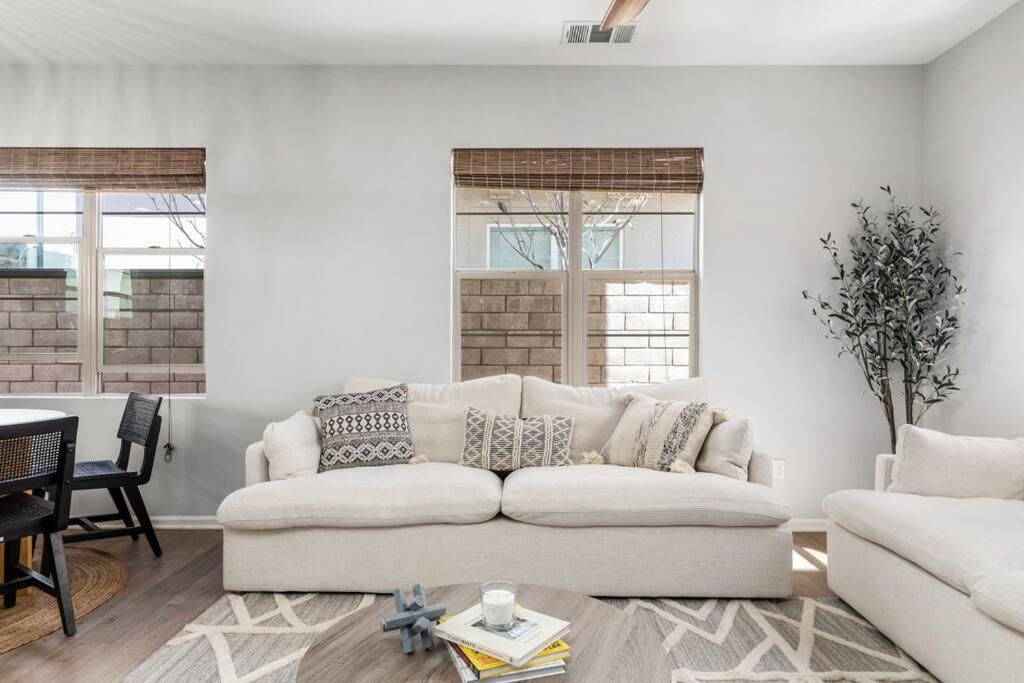 Goode Homes Luxury Villa With Community Pool And Spa Santa Clarita Exterior photo