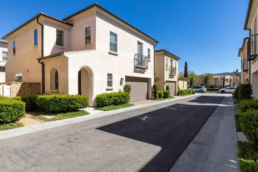 Goode Homes Luxury Villa With Community Pool And Spa Santa Clarita Exterior photo