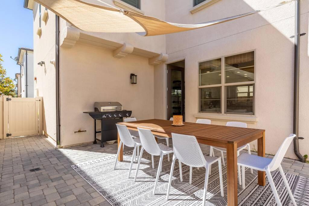 Goode Homes Luxury Villa With Community Pool And Spa Santa Clarita Exterior photo