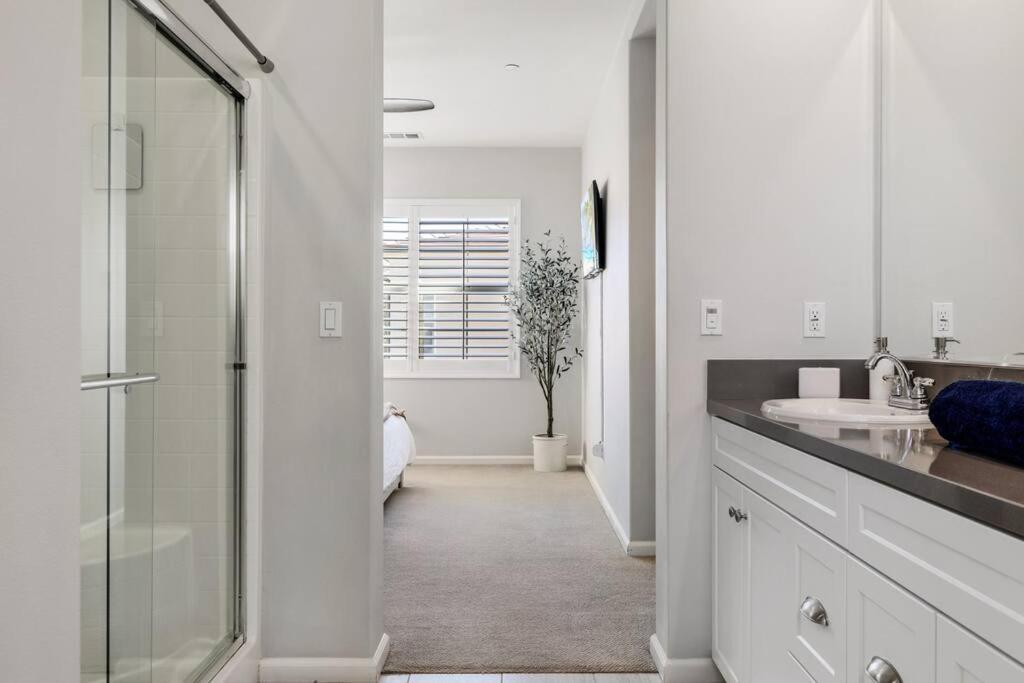 Goode Homes Luxury Villa With Community Pool And Spa Santa Clarita Exterior photo