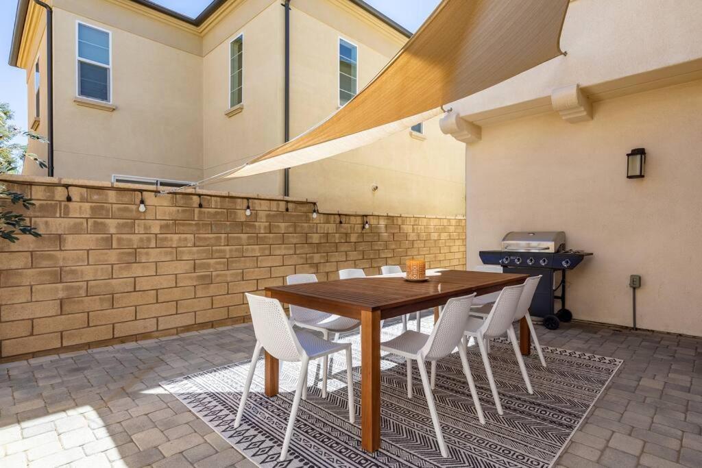 Goode Homes Luxury Villa With Community Pool And Spa Santa Clarita Exterior photo