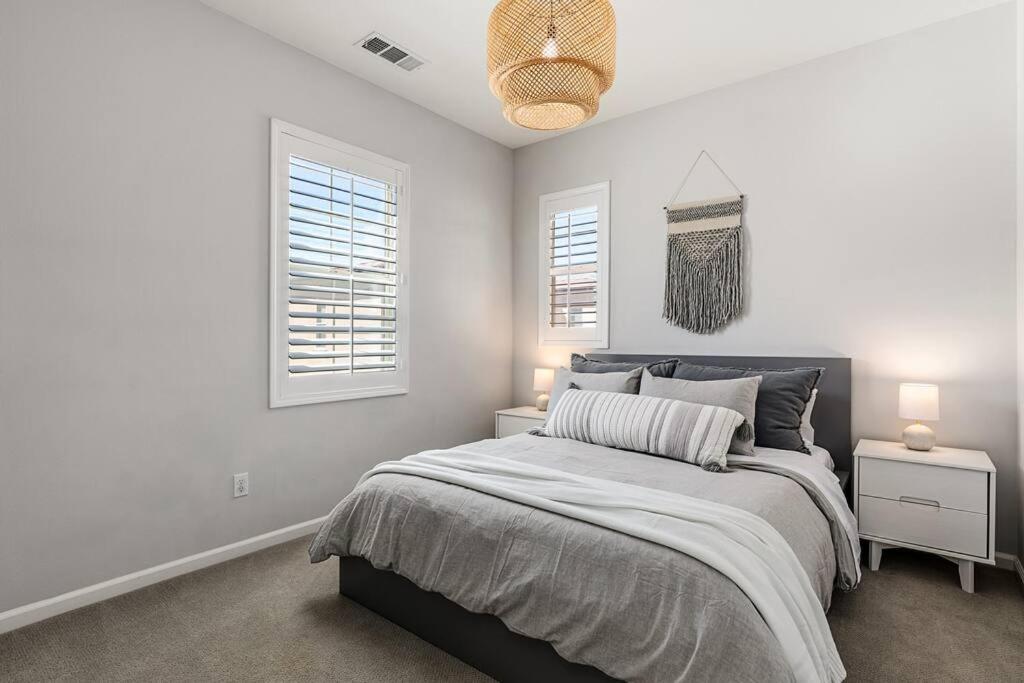 Goode Homes Luxury Villa With Community Pool And Spa Santa Clarita Exterior photo
