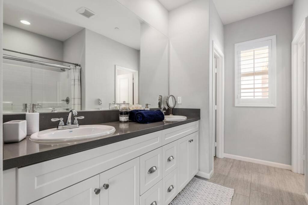 Goode Homes Luxury Villa With Community Pool And Spa Santa Clarita Exterior photo