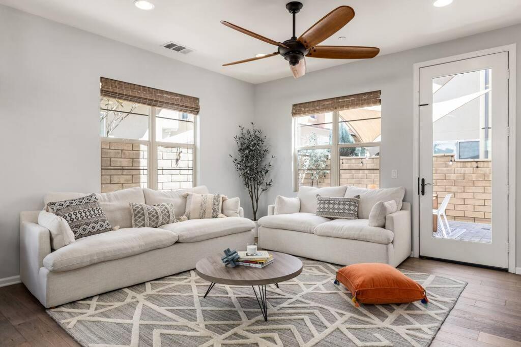 Goode Homes Luxury Villa With Community Pool And Spa Santa Clarita Exterior photo