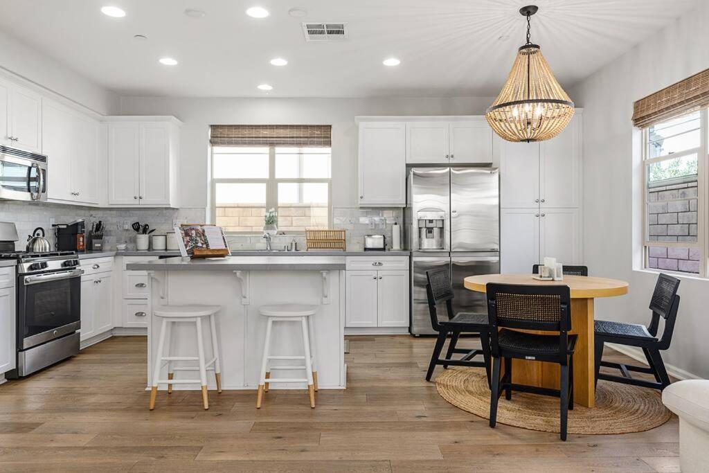 Goode Homes Luxury Villa With Community Pool And Spa Santa Clarita Exterior photo