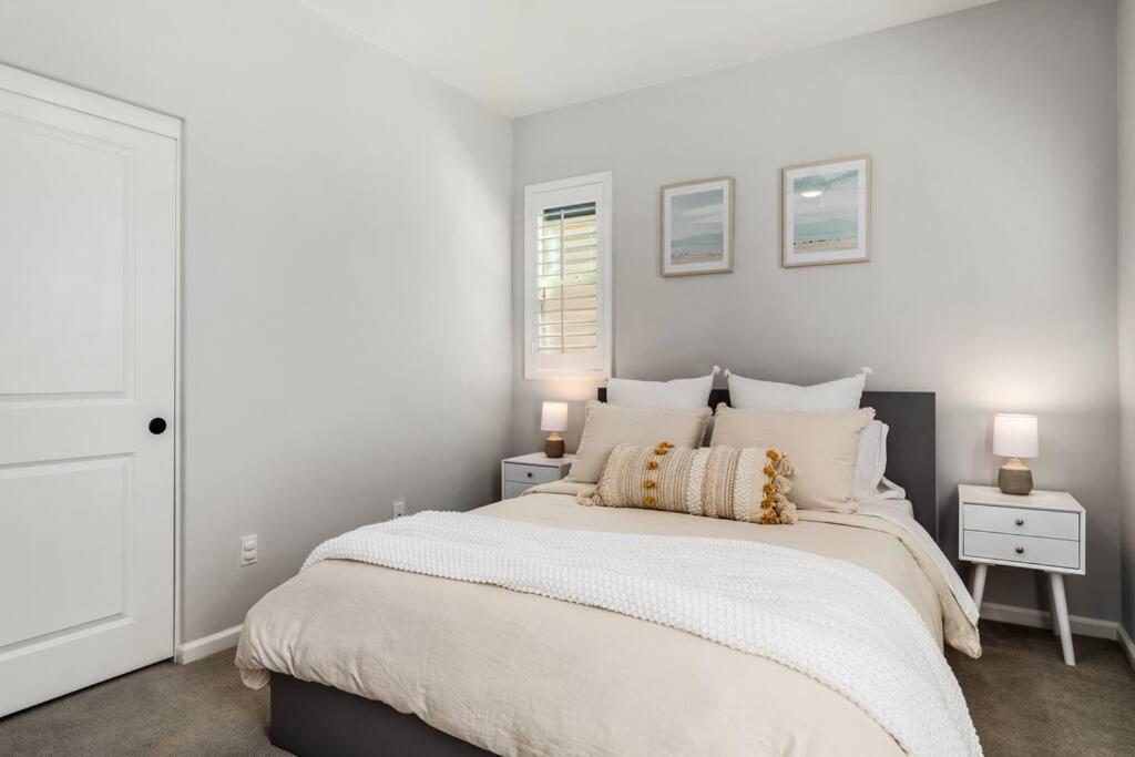 Goode Homes Luxury Villa With Community Pool And Spa Santa Clarita Exterior photo