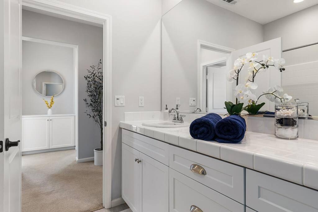 Goode Homes Luxury Villa With Community Pool And Spa Santa Clarita Exterior photo