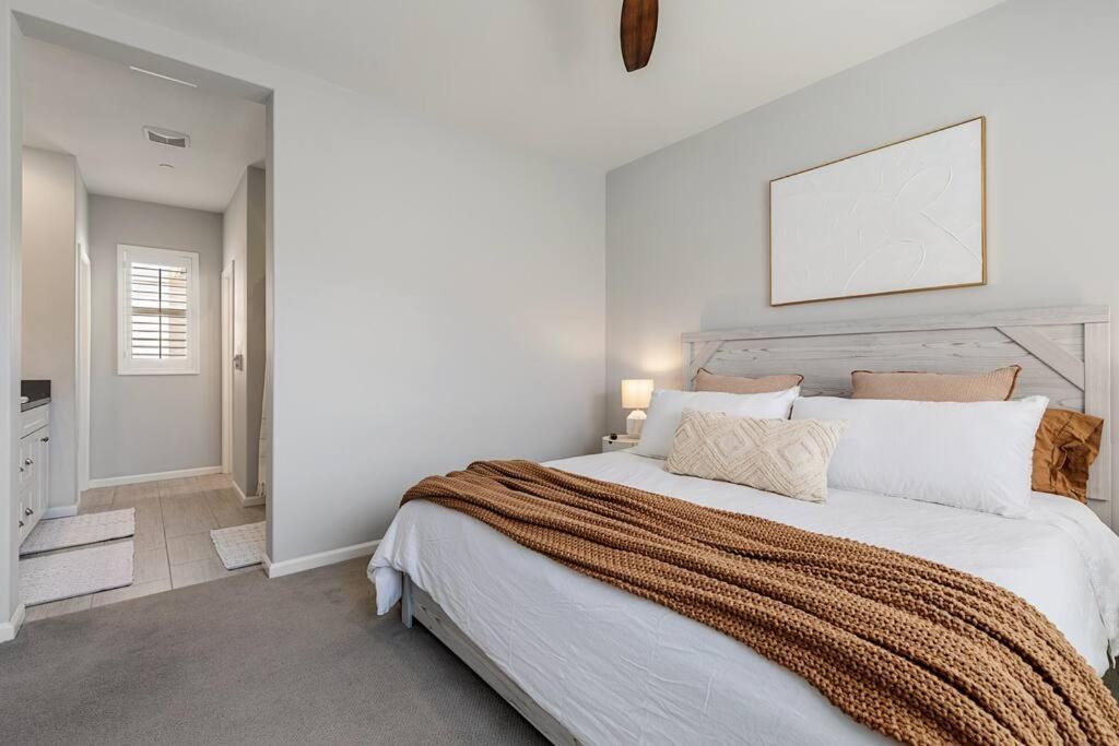 Goode Homes Luxury Villa With Community Pool And Spa Santa Clarita Exterior photo