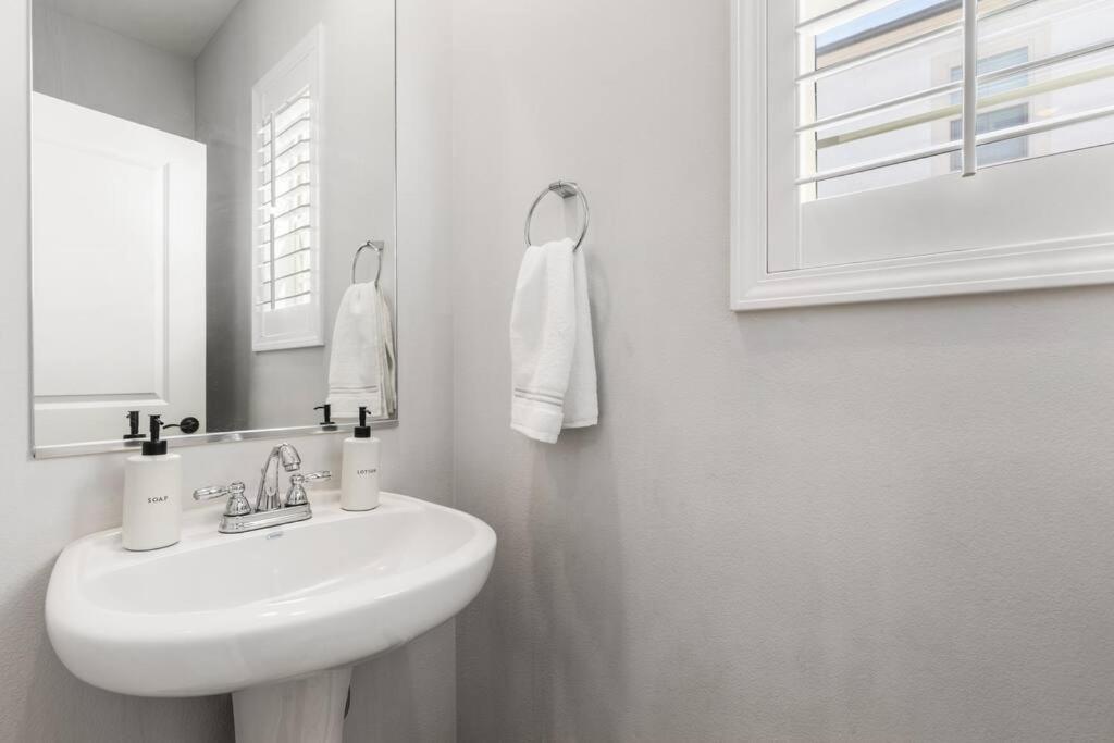 Goode Homes Luxury Villa With Community Pool And Spa Santa Clarita Exterior photo