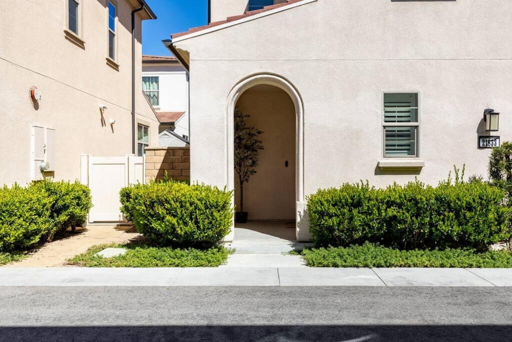 Goode Homes Luxury Villa With Community Pool And Spa Santa Clarita Exterior photo