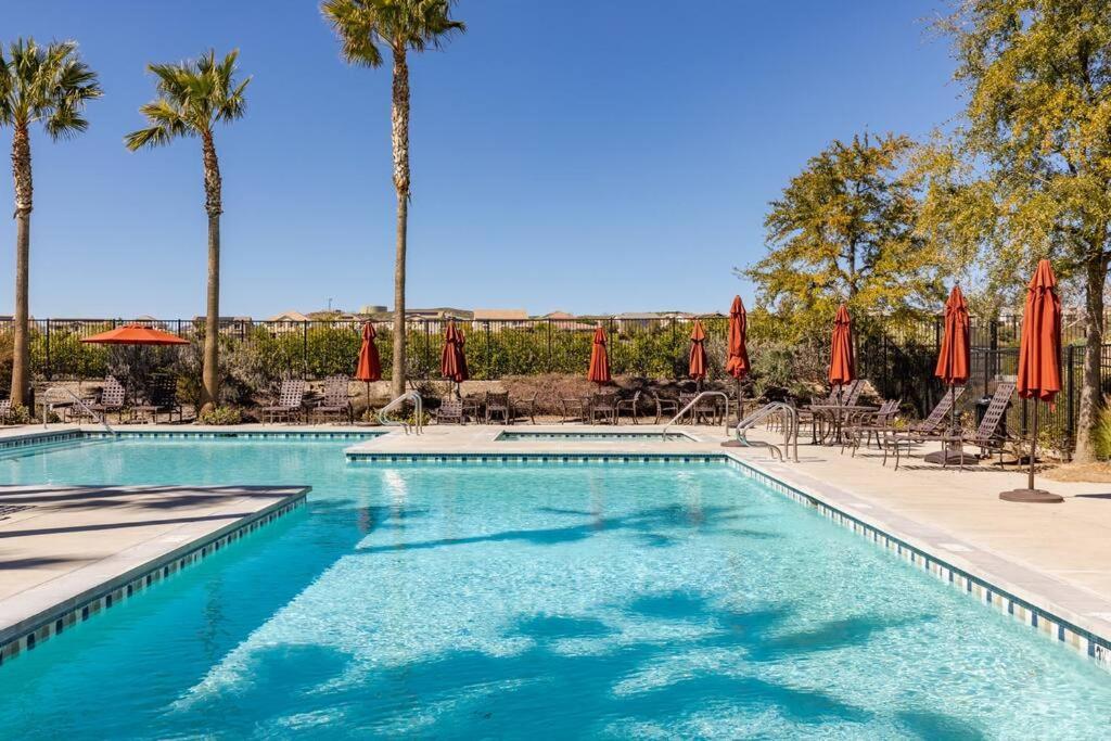 Goode Homes Luxury Villa With Community Pool And Spa Santa Clarita Exterior photo