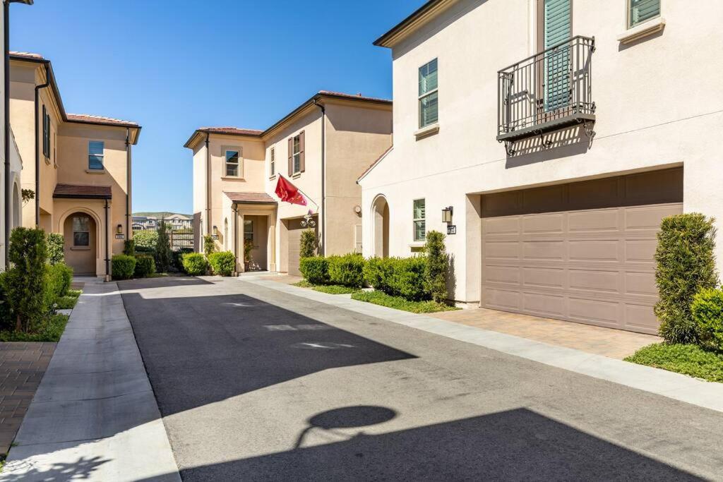 Goode Homes Luxury Villa With Community Pool And Spa Santa Clarita Exterior photo