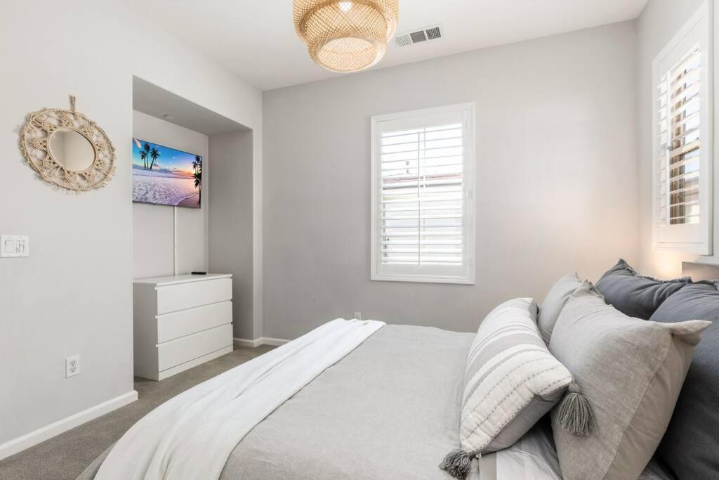 Goode Homes Luxury Villa With Community Pool And Spa Santa Clarita Exterior photo