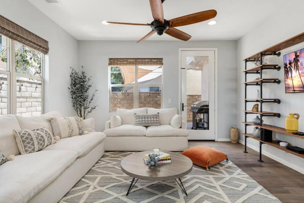 Goode Homes Luxury Villa With Community Pool And Spa Santa Clarita Exterior photo